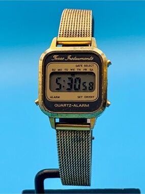 TEXAS INSTRUMENTS Women’s Vintage Digital Wristwatch Mesh Band Works New Battery
